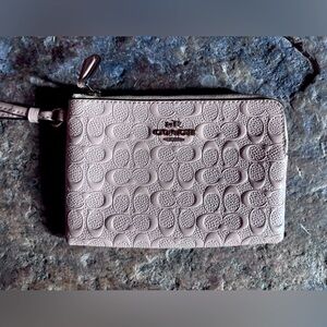 Coach Corner Zip Wristlet logo Beige/cream